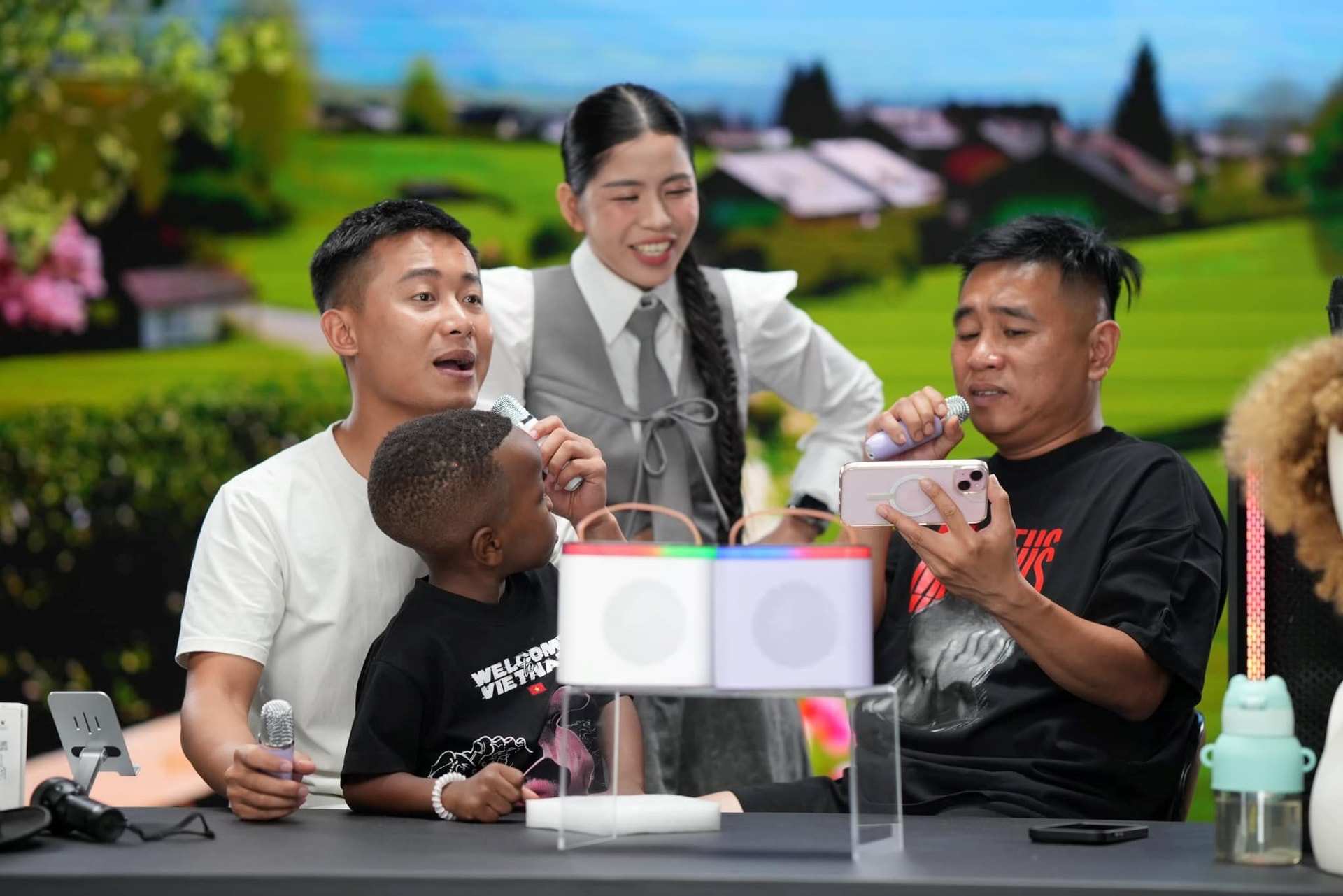 Quang Linh Vlogs, Hang Du Muc in a livestream session. Photo: Clip cut