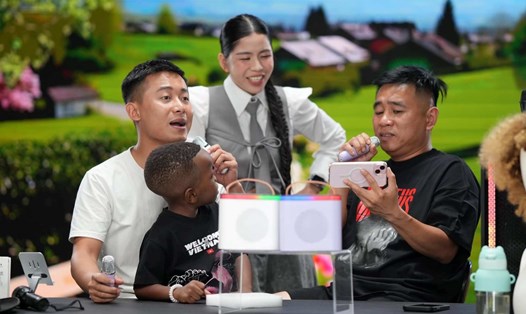 Quang Linh Vlogs, Hằng Du Mục trong một phiên livestream. Ảnh: Cắt clip