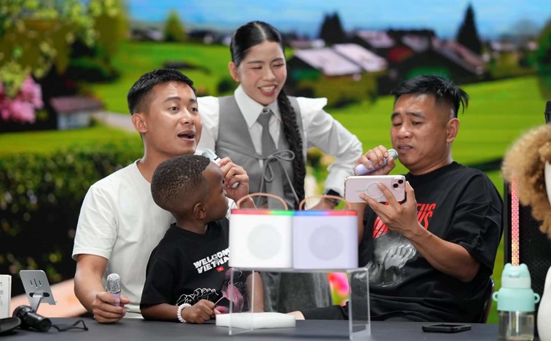 Quang Linh Vlogs, Hang Du Muc in a livestream session. Photo: Clip cut