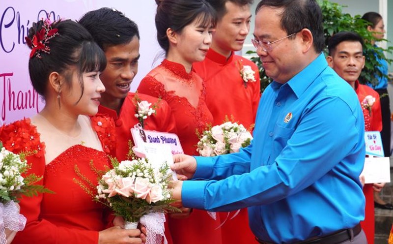 Deputy Secretary of Dong Nai Provincial Party Committee - Quan Minh Cuong presents gifts to worker couples at the mass wedding ceremony. Photo: Ha Anh Chien