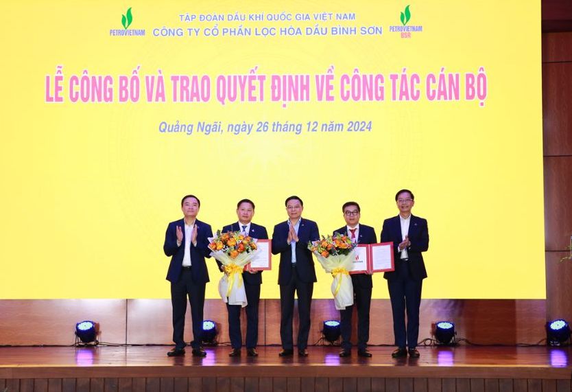 Comrade Le Manh Hung - Party Secretary, Chairman of the Board of Directors of Vietnam Oil and Gas Group presented decisions to comrades appointed by the Party Committee of Vietnam Oil and Gas Group as Party Secretary and Deputy Secretary. Comrade Le Ngoc Son - General Director of the Group and Comrade Tran Quang Dung - Standing Deputy Secretary of the Party Committee of Vietnam Oil and Gas Group presented congratulatory flowers.