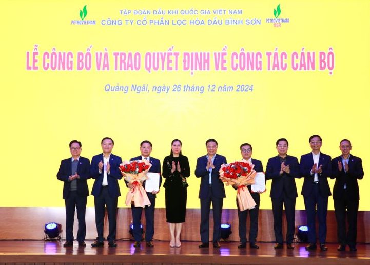 Duoi su chung kien cua lanh dao tinh Quang Ngai va lanh dao Tap doan; HDQT BSR trao cac quyet dinh ve viec bo nhiem tan Chu tich HDQT Bui Ngoc Duong va tan Tong Giam doc BSR Nguyen Viet Thang.