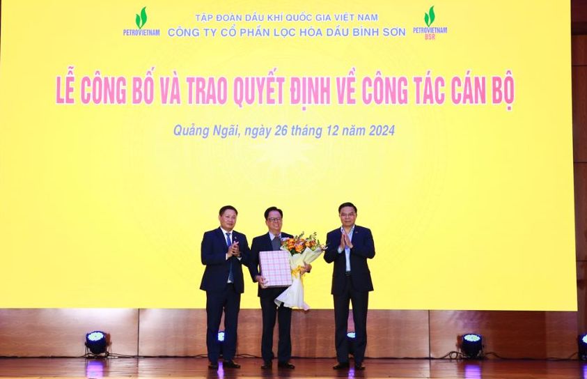 Ban lanh dao Tap doan Dau khi Viet Nam tang hoa, qua tri an dong chi Nguyen Van Hoi.