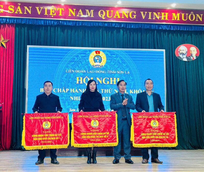Leaders of Son La Provincial Labor Federation awarded emulation flags to 3 groups. Photo: Minh Hoa