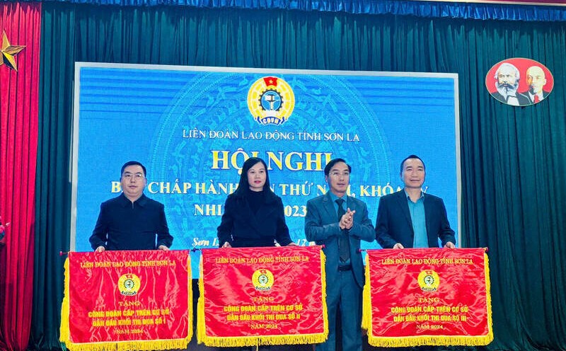 Leaders of Son La Provincial Labor Federation awarded emulation flags to 3 groups. Photo: Minh Hoa