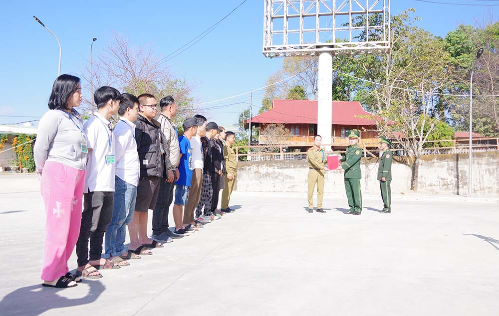 Lực lượng chức năng tỉnh Điện Biên tiếp nhận 11 công dân Việt Nam đã nhập cảnh trái phép sang Lào. Ảnh: Anh Dũng