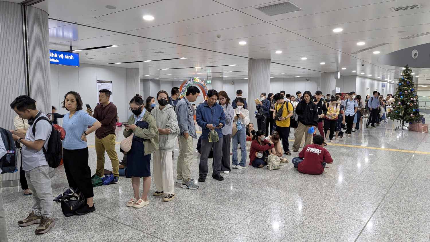 Passengers wait for the train at Ben Thanh station, Metro line 1. Photo: Anh Tu