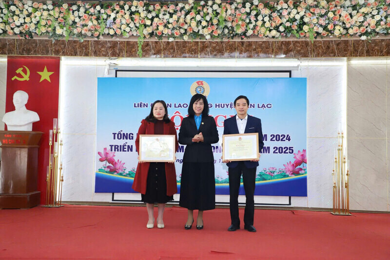 Authorized by the Hoa Binh Provincial Federation of Labor, the leaders of the Hoa Binh Provincial Federation of Labor awarded certificates of merit from the Vietnam General Confederation of Labor to individuals and units with outstanding achievements in Trade Union activities in 2024. Photo: Minh Nguyen
