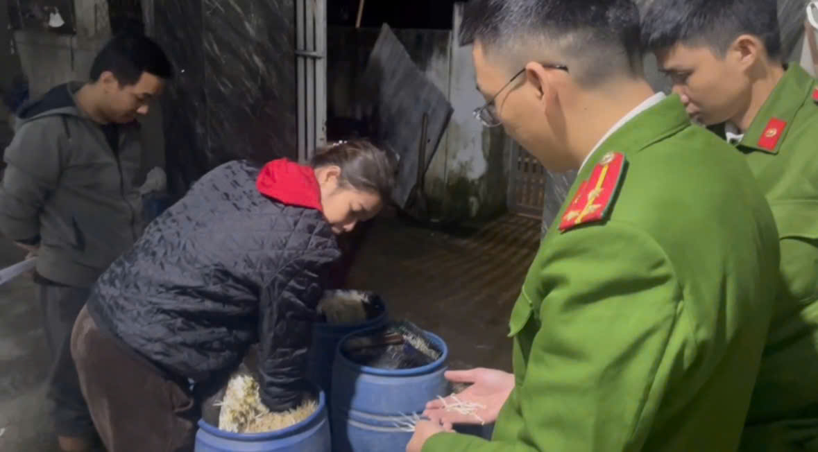 The owner of a facility growing bean sprouts with toxic chemicals in Hue was only recommended for administrative punishment, not prosecution. Photo: Provided by the police