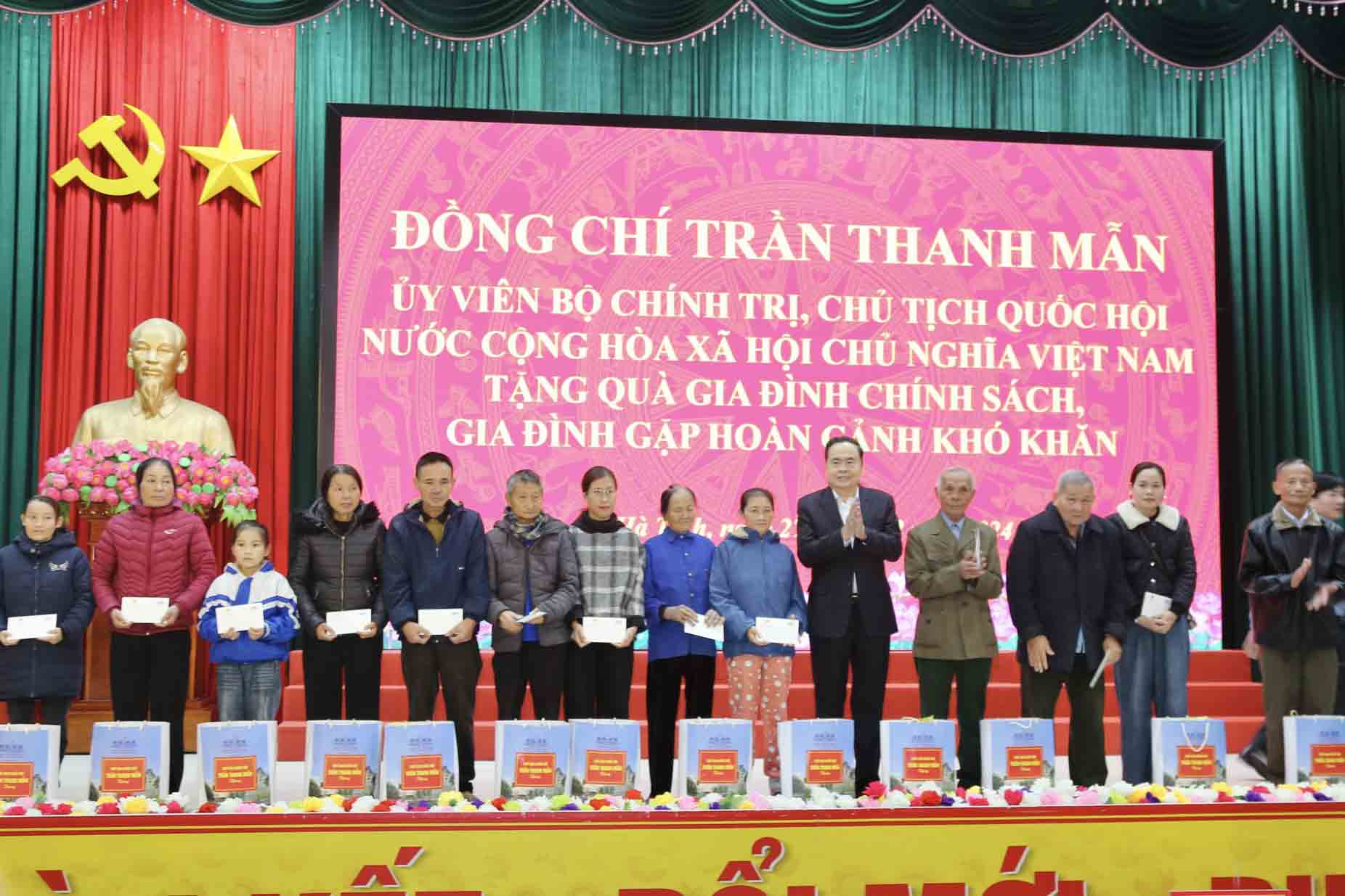 Chu tich Quoc hoi Tran Thanh Man tang cho gia dinh chinh sach, ho kho khan o Ha Tinh. Anh: Ha Thach.