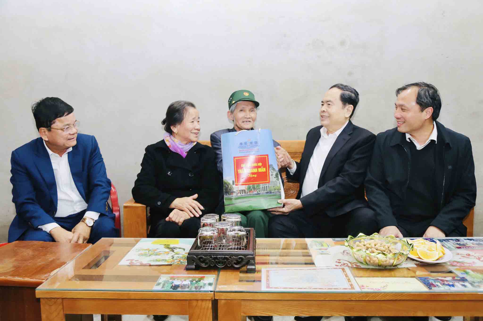 National Assembly Chairman Tran Thanh Man presents gifts to war invalid Thai Van Hung (in Viet Tien commune, Thach Ha district, Ha Tinh province). Photo: Ha Thach