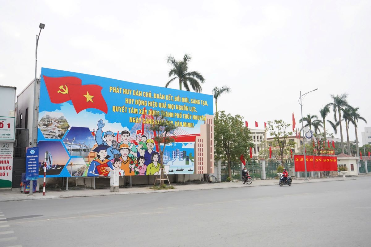 Thuy Nguyen District (Hai Phong) informs about the headquarters of 21 communes and wards after the merger. Photo: Mai Dung