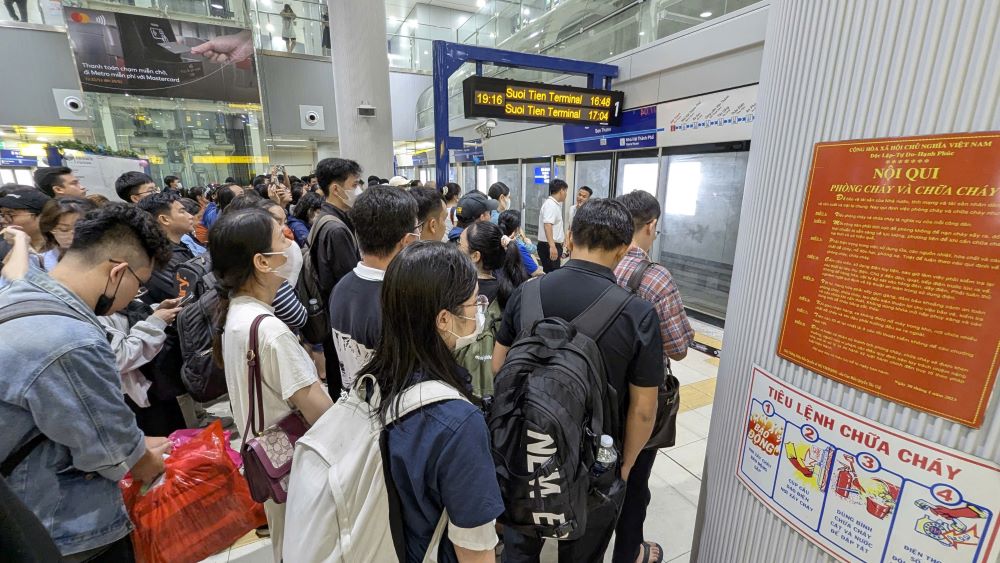 Metro train has power problem, thousands of people wait at rush hour