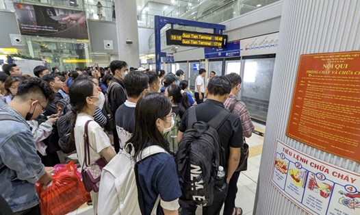 Tàu Metro gặp sự cố về điện, hàng ngàn người đợi vào giờ tan tầm