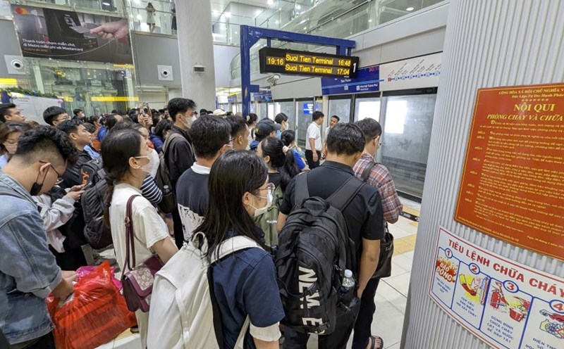 Metro train has power problem, thousands of people wait at rush hour