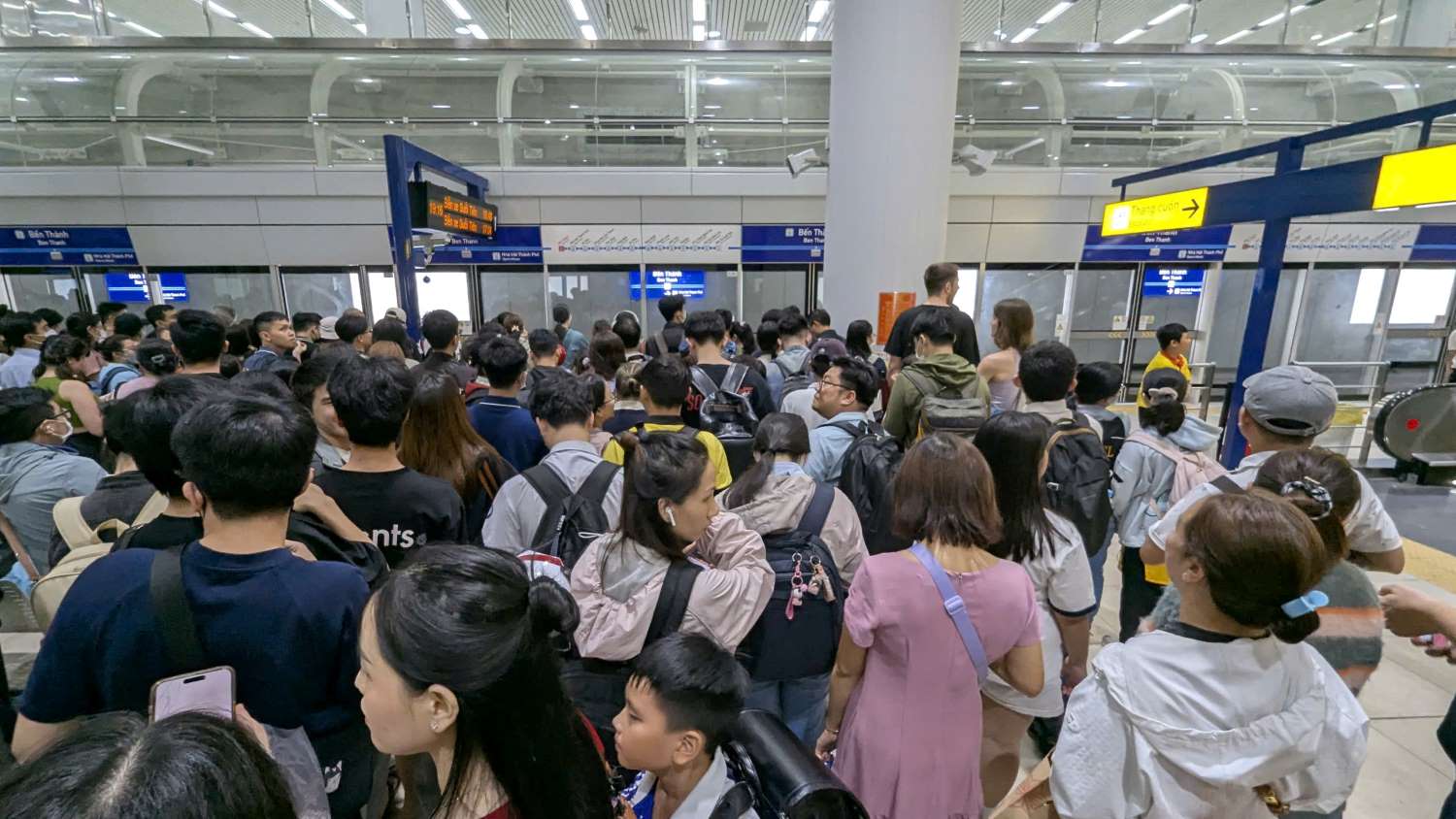 Passengers waiting for the train at Ben Thanh station (District 1). Photo: Anh Tu