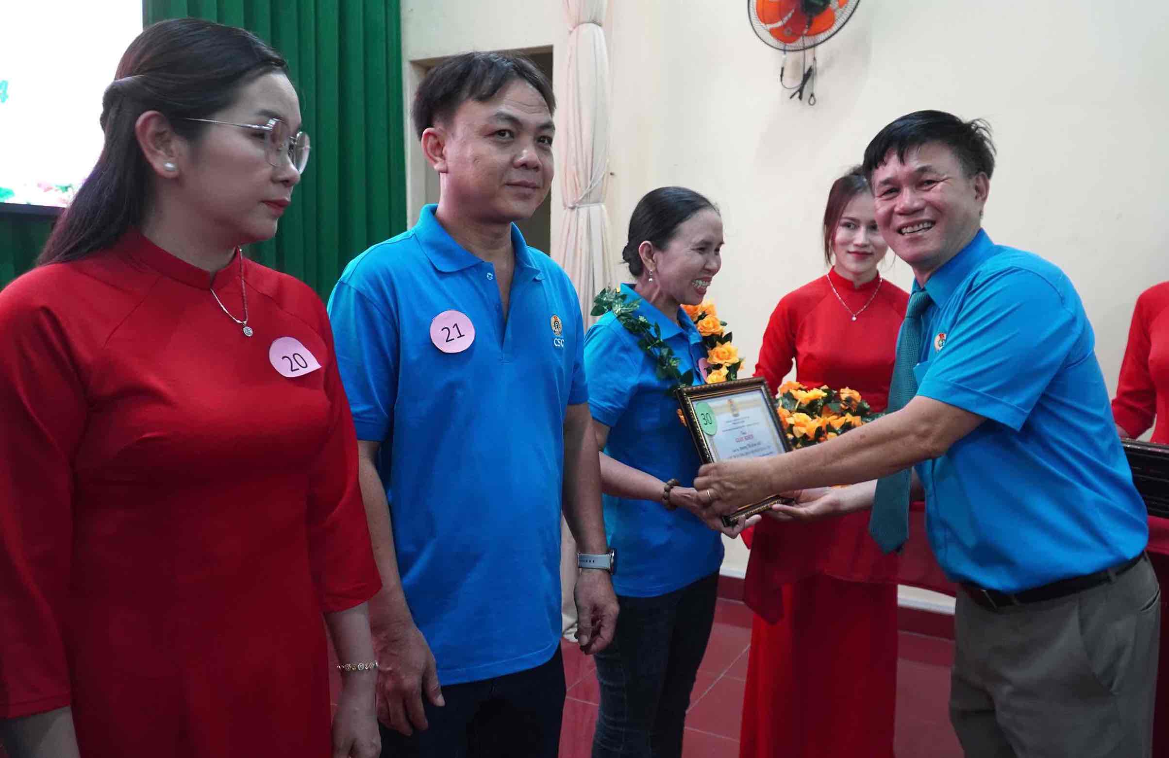 Mr. Dang Tuan Tu - Chairman of the Trade Union of Chang Shin Vietnam Company Limited - awarded union officials. Photo: HAC