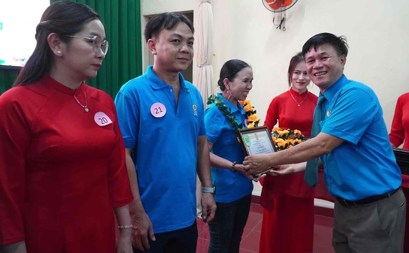 Mr. Dang Tuan Tu - Chairman of the Trade Union of Chang Shin Vietnam Company Limited - awarded union officials. Photo: HAC