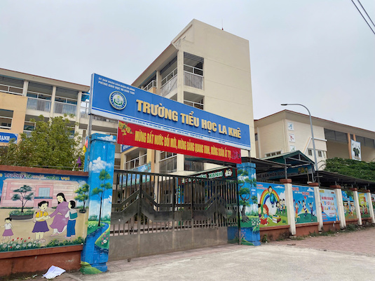 La Khe Primary School, Ha Dong District, Hanoi - where the teacher was accused of "physically impacting" and dragging a student on the floor. Photo: Van Trang