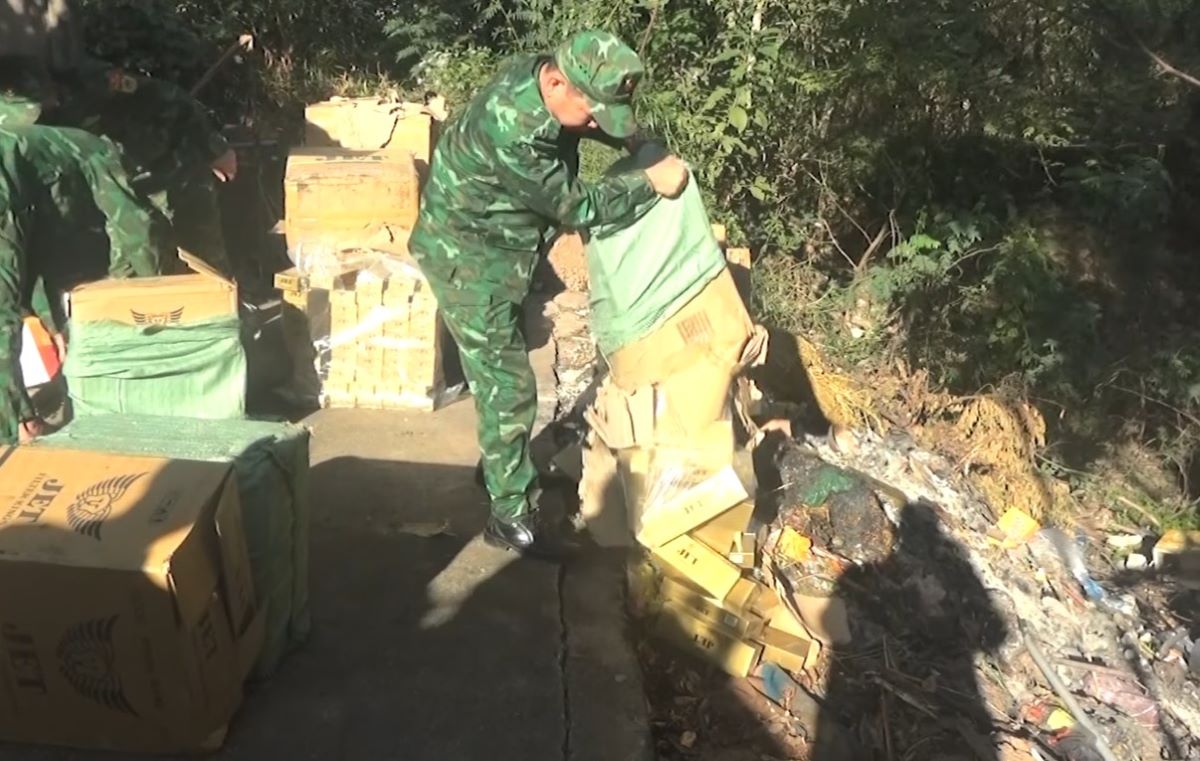 Destroying smuggled cigarettes. Photo: Manh Hung.