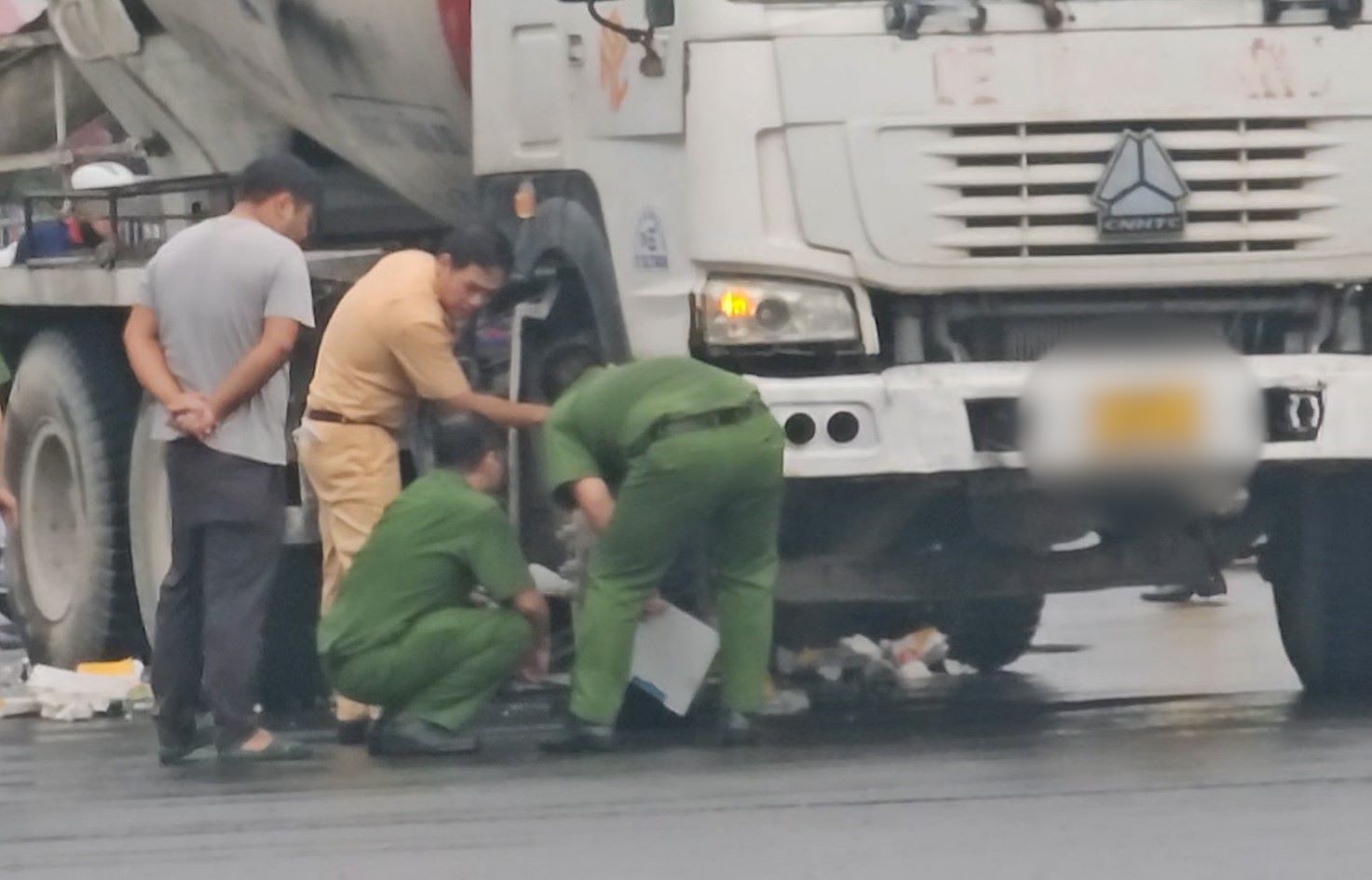 Collision with tanker truck, motorcyclist died on the spot