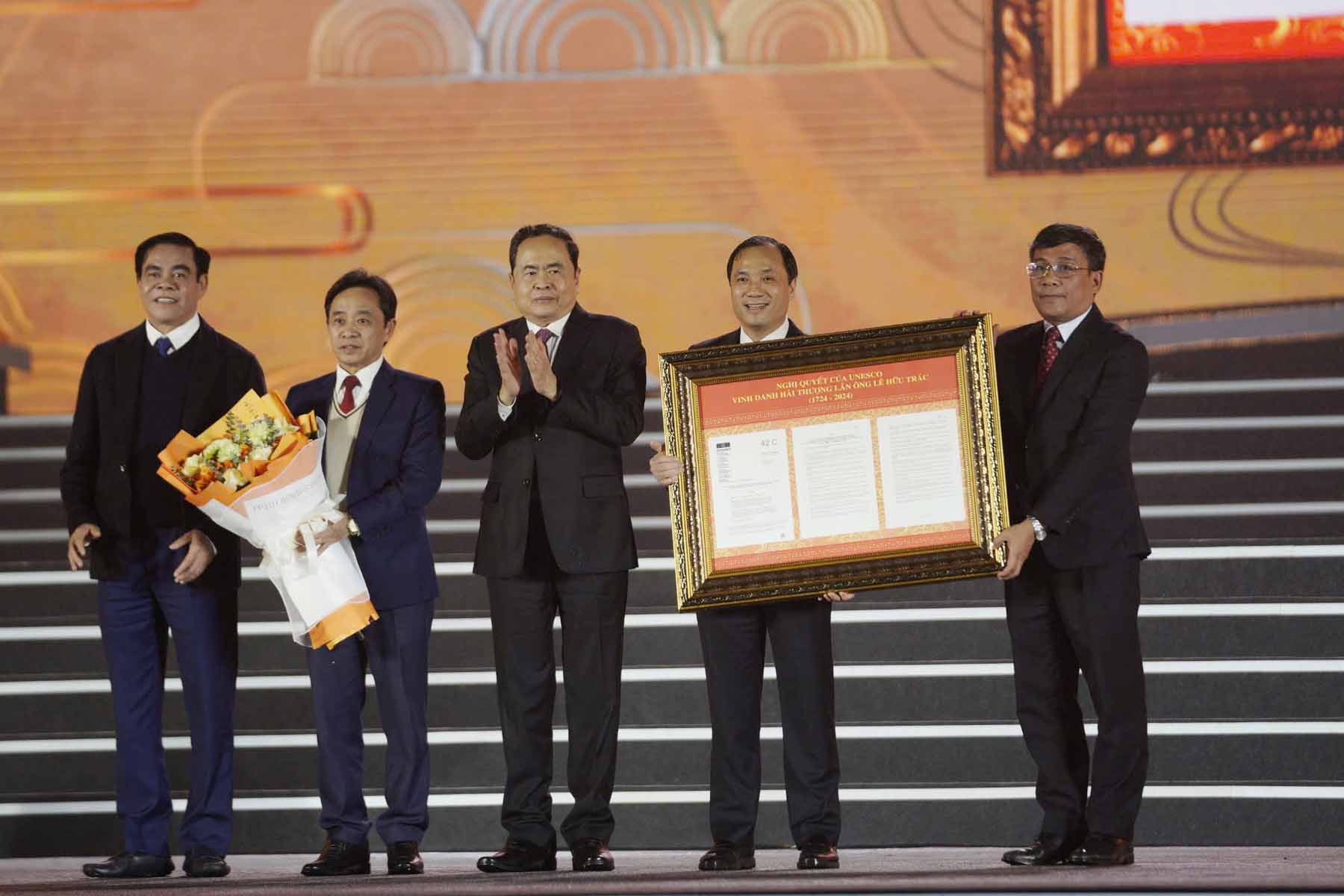 National Assembly Chairman Tran Thanh Man presented flowers to congratulate Ha Tinh province on receiving the UNESCO Resolution honoring the Great Physician Hai Thuong Lan Ong Le Huu Trac. Photo: Tran Tuan