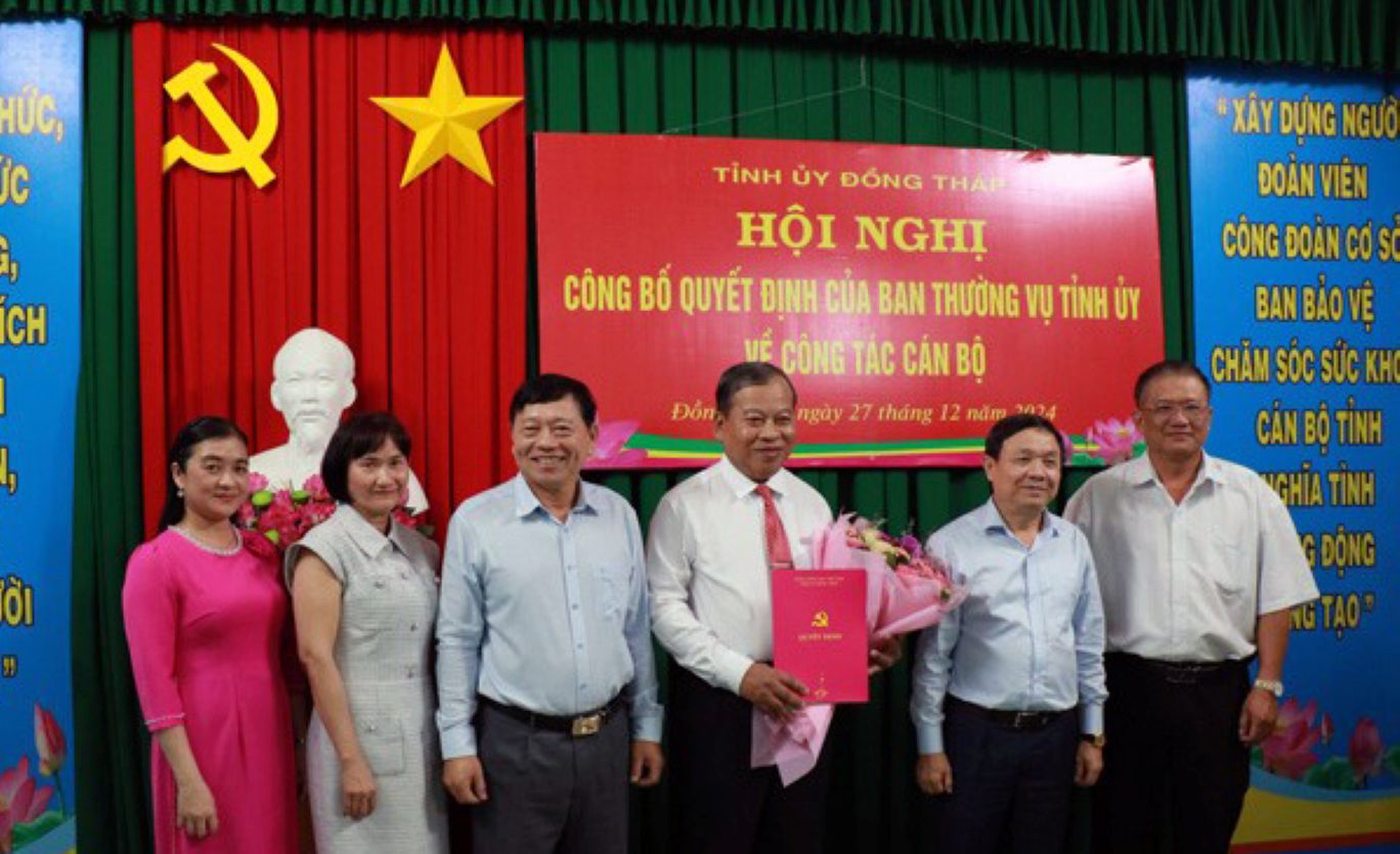 Phó Bí thư Thường trực Tỉnh ủy Phan Văn Thắng (thứ hai từ phải sang) trao quyết định của Ban Thường vụ Tỉnh ủy cho ông Trần Văn Nhứt nghỉ hưu và Quyết định kết thúc hoạt động của Ban Bảo vệ, chăm sóc sức khỏe cán bộ tỉnh. Ảnh: Cổng thông tin điện tử Đồng Tháp