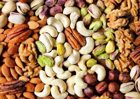 You should adjust your diet with whole grains and fresh fruits to lower blood sugar. Photo: Kieu Vu