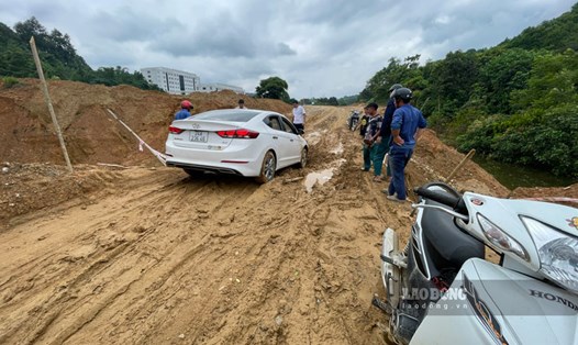 Bệnh viện Đa khoa huyện Bát Xát cùng tỉnh lộ 156 thi công dở dang đều là những dự án chậm giải ngân. Ảnh: Đinh Đại