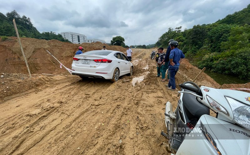 Bat Xat District General Hospital and the unfinished provincial road 156 are both projects with slow disbursement. Photo: Dinh Dai