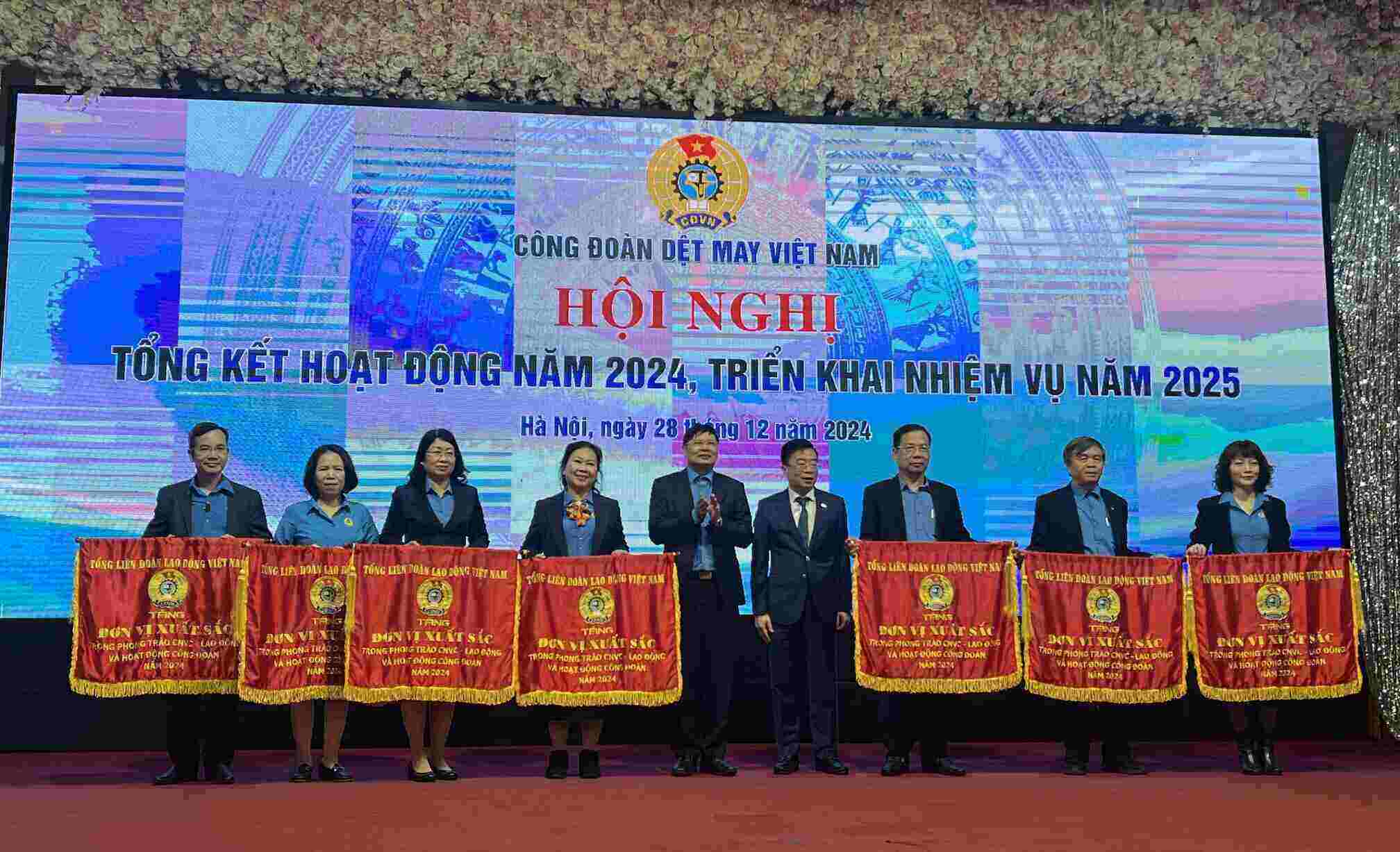 Mr. Phan Van Anh and Mr. Le Tien Truong awarded the Emulation Flag of the Vietnam General Confederation of Labor to the collectives. Photo: Kieu Vu