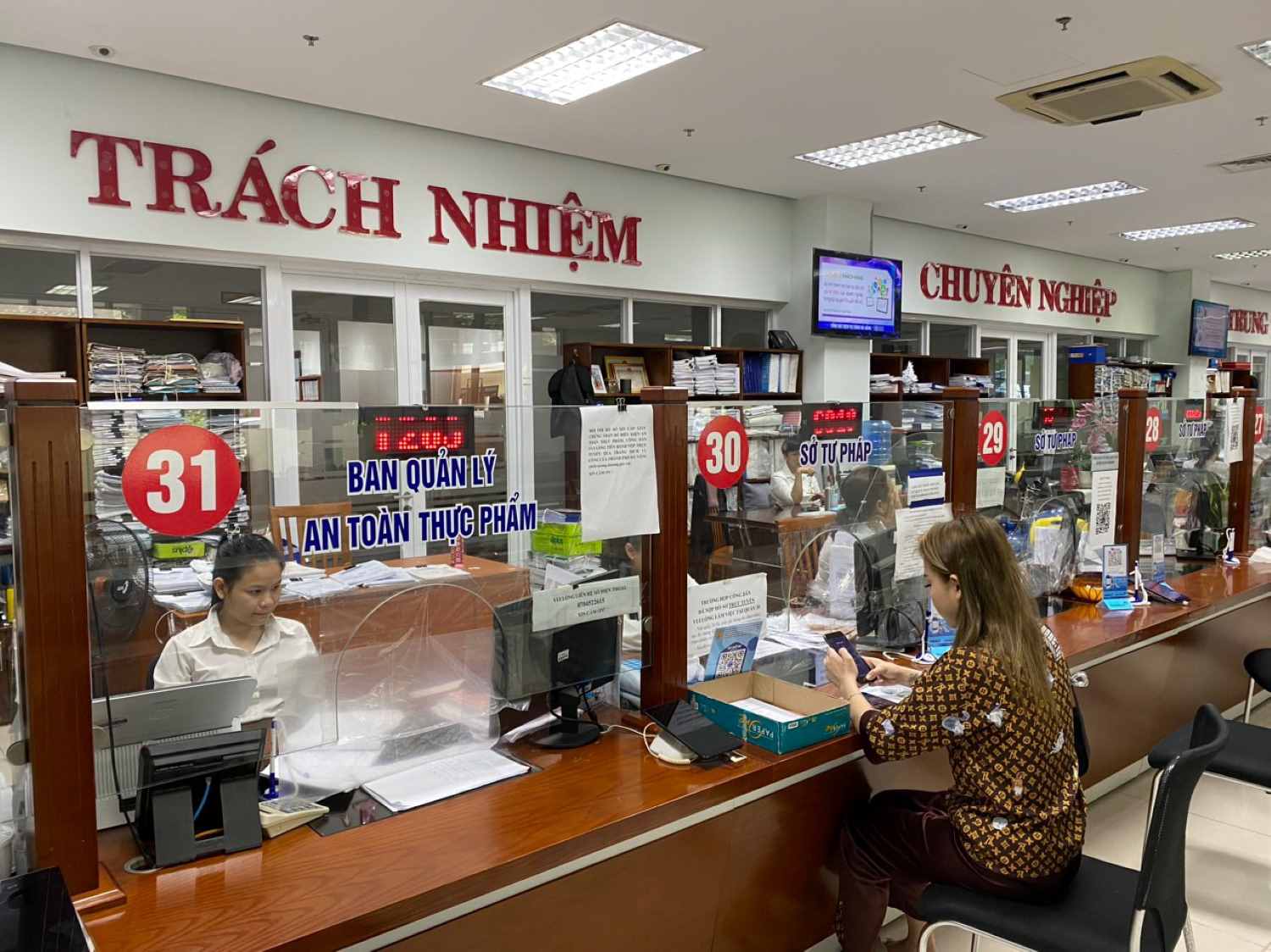 Decree 170/2004 clearly stipulates the allocation of the number of cadres and civil servants working in wards and communes in Da Nang. Photo: An Thuong