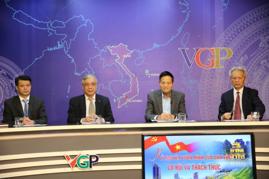 Guests attending the Dialogue (from right to left): Dr. Nguyen Sy Dung, former Deputy Head of the National Assembly Office (program coordinator); Associate Professor, Dr. Dao Duy Quat, former Deputy Head of the Central Committee for Ideology and Culture; Associate Professor, Dr. Tran Dinh Thien, former Director of the Vietnam Economic Institute - Dr. Nguyen Van Dang, Ho Chi Minh National Academy of Politics - Photo: VGP/Kim Lien