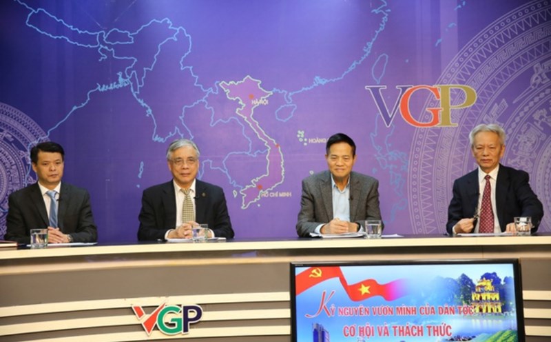 Guests attending the Dialogue (from right to left): Dr. Nguyen Sy Dung, former Deputy Head of the National Assembly Office (program coordinator); Associate Professor, Dr. Dao Duy Quat, former Deputy Head of the Central Committee for Ideology and Culture; Associate Professor, Dr. Tran Dinh Thien, former Director of the Vietnam Economic Institute - Dr. Nguyen Van Dang, Ho Chi Minh National Academy of Politics - Photo: VGP/Kim Lien