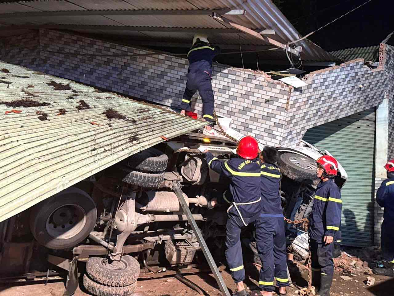 Firefighters and rescuers successfully rescued the truck driver trapped in the cabin after more than 1 hour. Photo: CADN