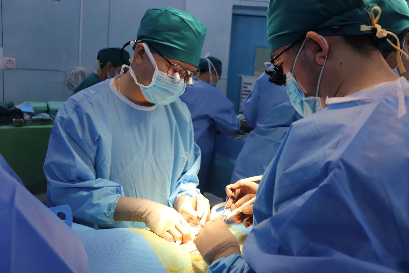 Doctor performs kidney transplant for child patient. Photo: BVCC