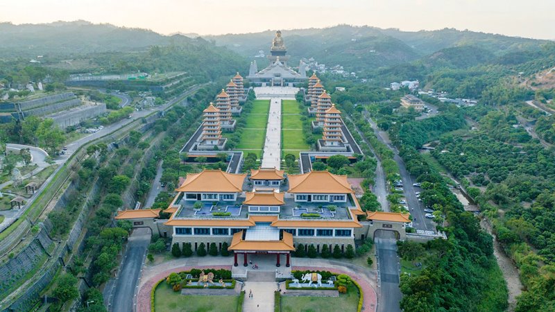 Thanh pho Cao Hung co so huu canh quan dac sac cung nhieu dia danh van hoa, lich su. Trong do, Phat Quang Son Tu –  tu vien Phat giao lon nhat o Dai Loan (Trung Quoc) la diem den du khach nhat dinh khong nen bo qua khi den day.