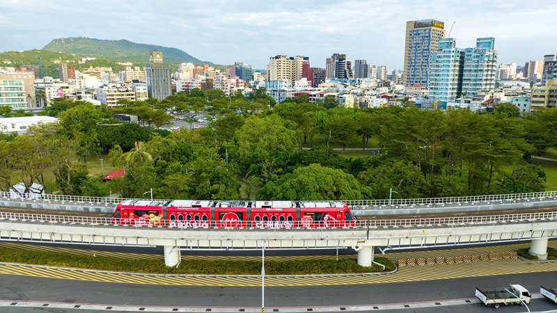 Mot tuyen tau duong sat hang nhe tai Cao Hung. Day cung la phuong tien di lai pho bien cua nguoi dan dia phuong. Voi toc do kha nhanh, du khach co the trai nghiem ngoi tau chay quanh thanh pho voi muc chi phi re va thuan tien. 