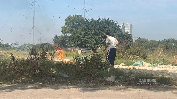 Công an TP Hà Nội cảnh báo người dân không được đốt rác bừa bãi. Ảnh: Minh Hạnh