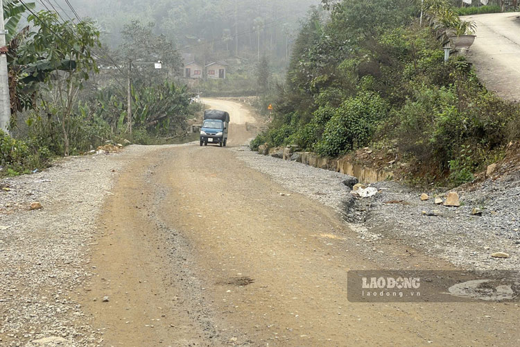 Nguoi dan mong moi tuyen duong som hoan thanh nang cap de viec di chuyen de dang hon. Anh: Dinh Dai