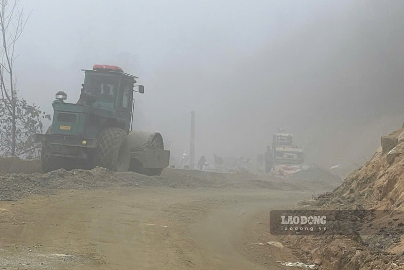 Workers are working on the road to complete it by June 2025, despite the foggy weather. Photo: Dinh Dai