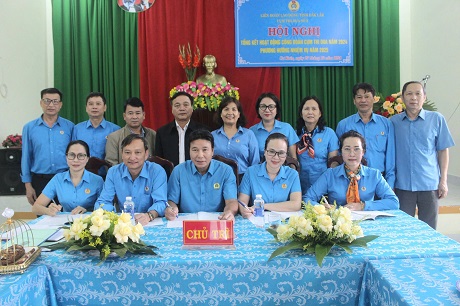 Leaders of the Trade Unions of Emulation Cluster No. 2, Dak Lak Provincial Labor Federation, signed the emulation agreement for 2025. Photo: Quynh Thanh