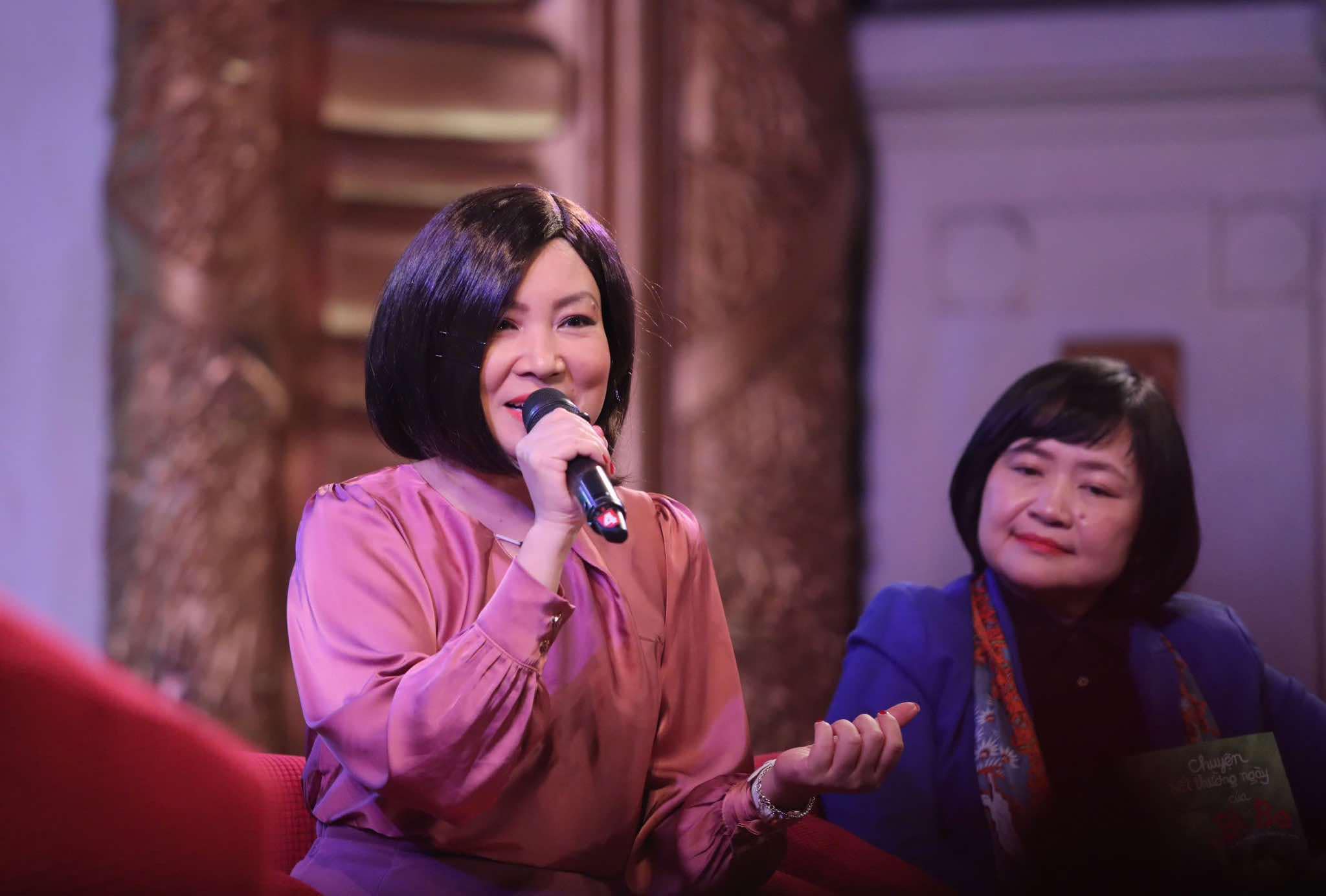 Writer Di Li introduces a book teaching 36 survival skills for children. Photo: Interviewee