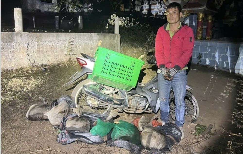 Đối tượng Manh bị phát hiện cùng số tang vật là động vật hoang dã. Ảnh: Công an Quảng Trị