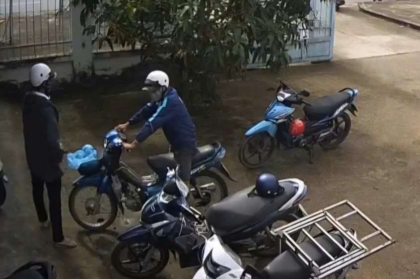 2 subjects stealing motorbikes were recorded by camera