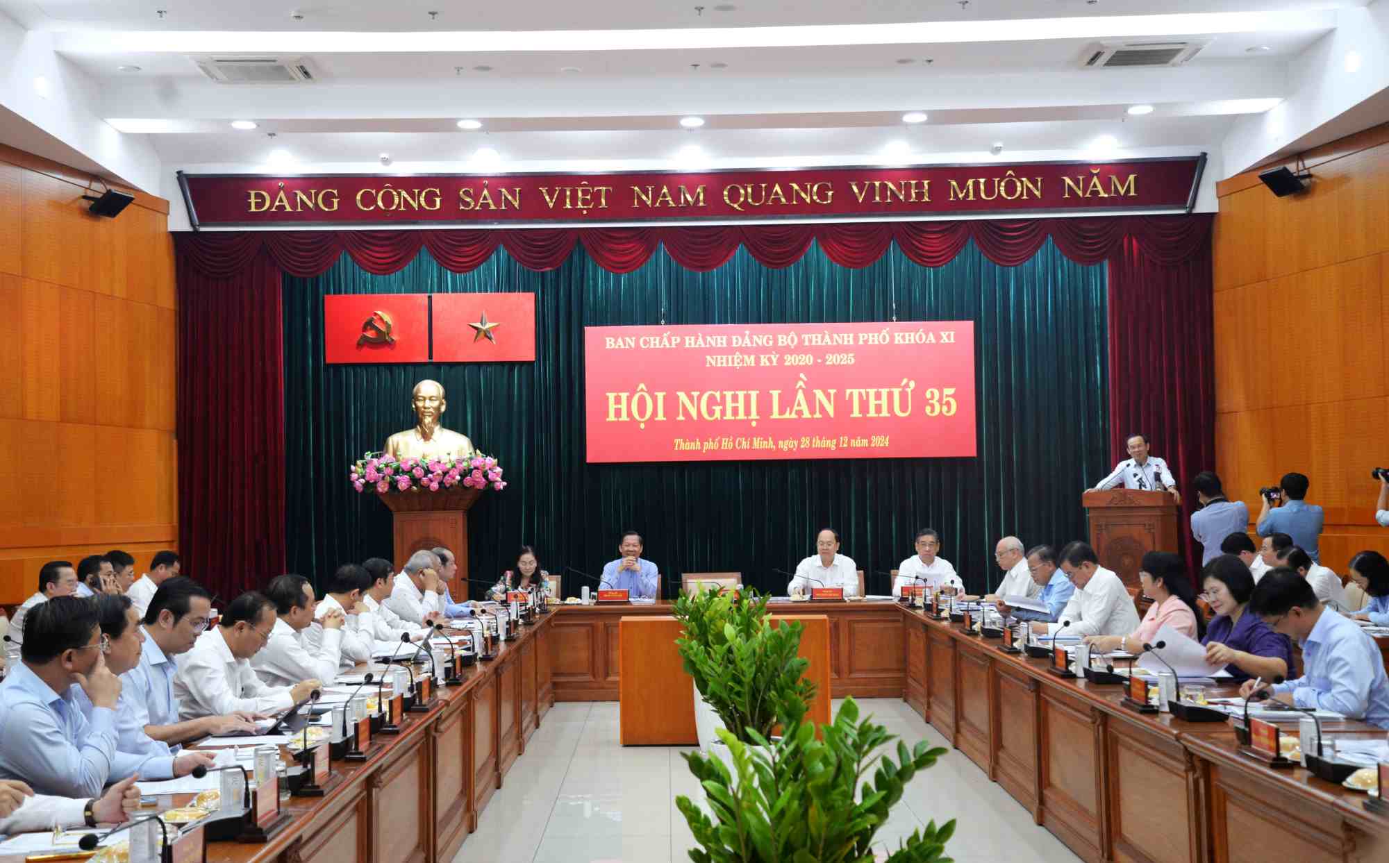 Secretary of the Ho Chi Minh City Party Committee Nguyen Van Nen speaks at the conference. Photo: Minh Quan