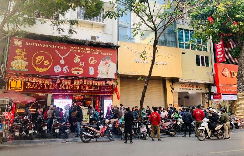 Ngay 28.12, nhieu nguoi doi truoc cua hang kinh doanh vang tren duong Cau Giay, Ha Noi de cho mua vang nhan. Anh: Le Ha