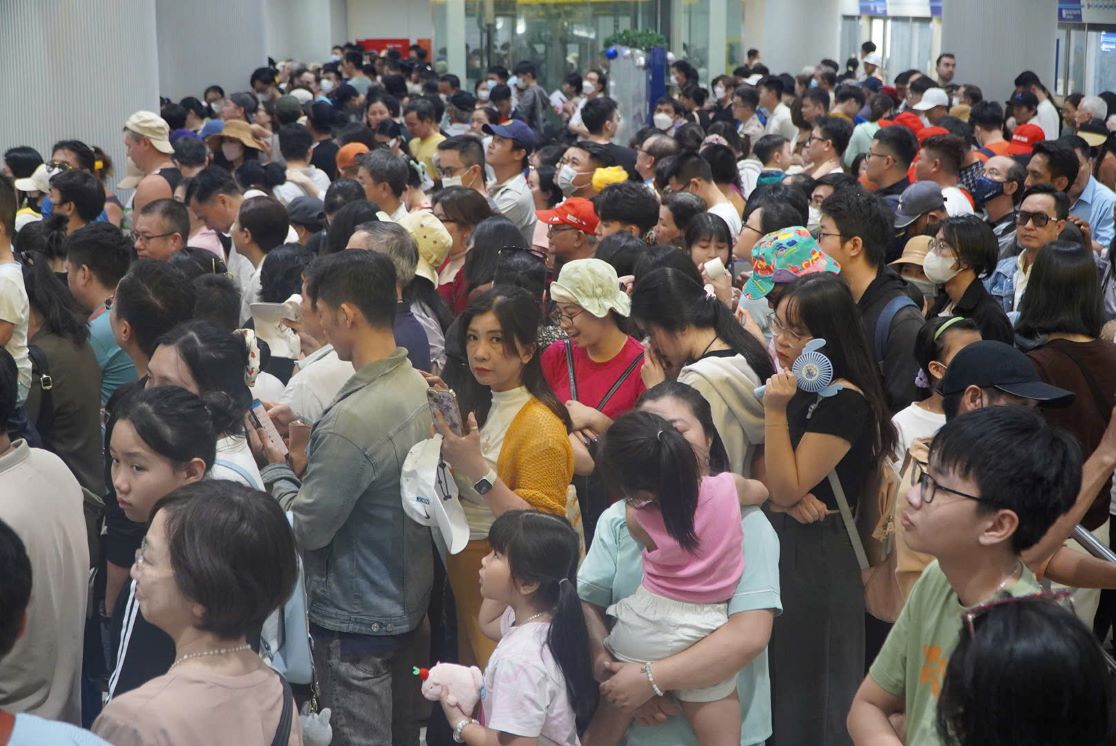 Hinh anh hang tram nguoi cho truoc cua de len tau. 