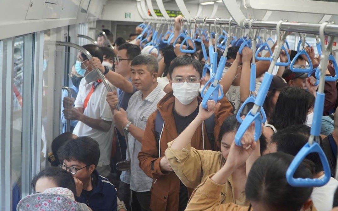 Tren cac chuyen tau luon chat kin cho. “Nha toi o Quan 7, cho lam lai o Quan 1 nen trong tuan qua chua co thoi gian de di Metro so 1, hom nay cung ban den day de trai nghiem, khong ngo co nhieu nguoi di den vay. Toi da mat khoang hon 20 phut de xep hang, cho len tau“, chi Dao Thu Trang (Quan 7) chia se.