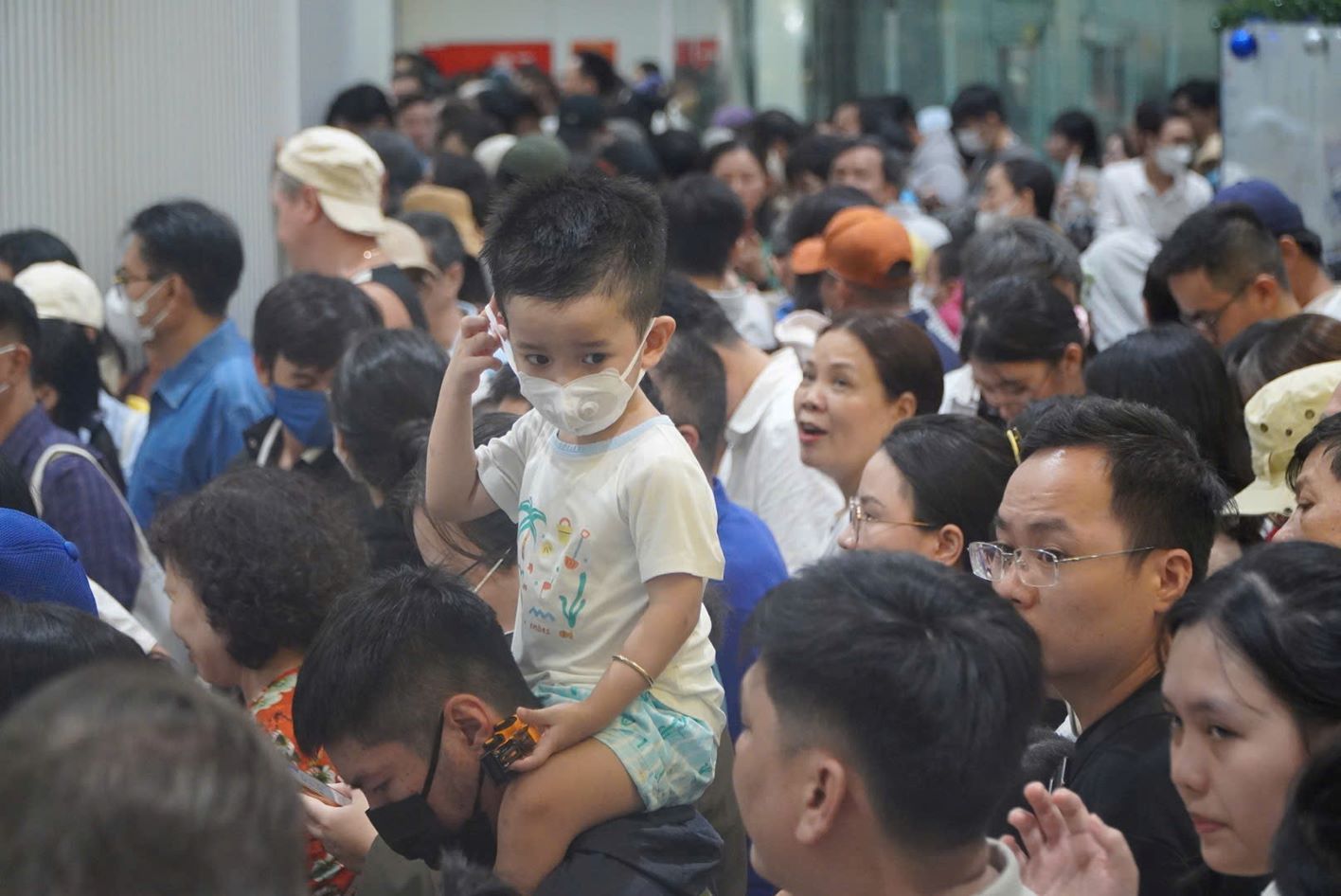 Nhieu em nho cung duoc gia dinh dua toi day de trai nghiem tuyen metro dau tien o TPHCM.